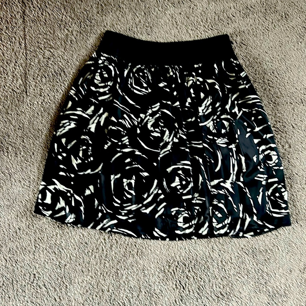 Kate Hill size 4 flowing satin cream and black
